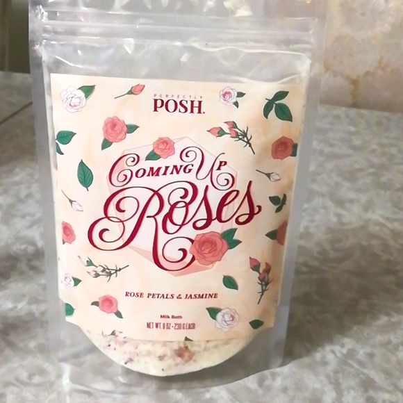 NWT Perfectly posh coming up roses milk bath